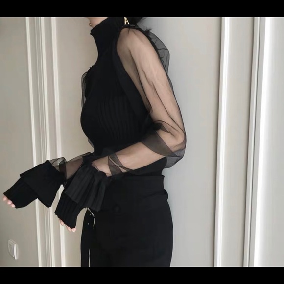 Black top with lace sleeves - Picture 6 of 8